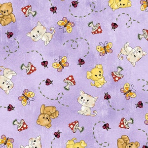 Peut inclure: Un tissu violet avec un motif répété d'animaux mignons, de champignons, de papillons et de coccinelles. Les animaux comprennent un ours en peluche, un chat, un chien et un chaton.