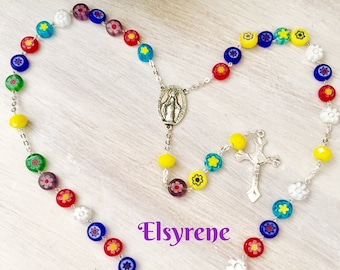 Millefiori katolsk rosenkrans - handgjort Millefiori rosenkranshalsband - regnbåge flerfärgat blommigt pärlkorsmedalj rosenkrans - Quincianera-gåva