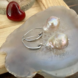 Hammered Hoop Baroque Pearl Earrings-Ivory gold nucleaded Pearl Earrings-big Baroque pearl earrings-classic freshwater Pearl earrings