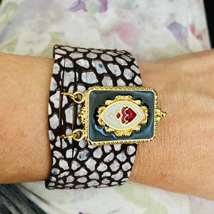Sacred Heart Wrapped Lederarmband-Scapular Charm Manschettenarmband-Milagros Herz Lederarmband-détente Herz-bedeutungsvoller katholischer Schmuck