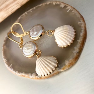 Pendientes de concha de mar natural - Pendientes de playa - Pendientes de aro de perla - Joyas de playa azul marino - Collar de playa a juego con dije - Conjunto de joyas de regalo