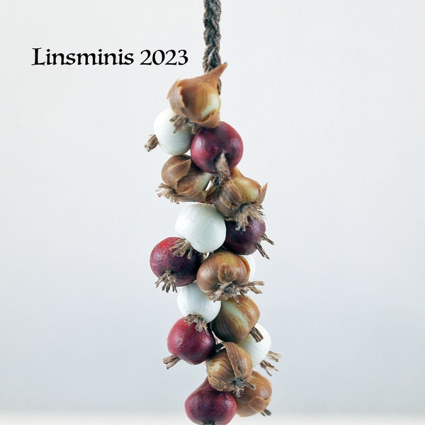 12th Scale Handmade Dollhouse Miniature *Mixed Onion String*