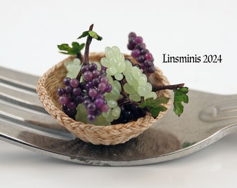 12th Scale Handmade Dollhouse Miniature *Basket & Grapes*