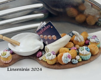 12th Scale Handmade Dollhouse Miniature *Icing Easter Cupcakes*