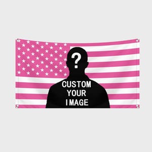 Può includere: Una bandiera americana rosa con stelle e strisce bianche. Una silhouette nera di una persona con un punto interrogativo al posto della testa è di fronte alla bandiera. Il testo "CUSTOM YOUR IMAGE" è stampato sul busto della persona.