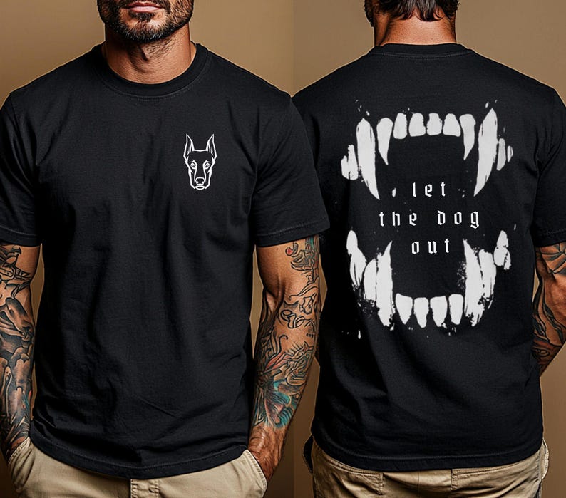 K&ouml;nnte beinhalten: Schwarzes T-Shirt mit einem wei&szlig;en Grafikdruck eines Hundekopfes auf der linken Seite und einem wei&szlig;en Grafikdruck eines Gebisses mit dem Text "let the dog out" auf der rechten Seite.
