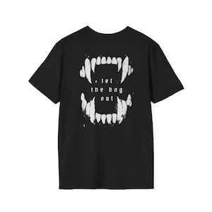 K&ouml;nnte beinhalten: Schwarzes T-Shirt mit einem wei&szlig;en Grafikdruck von einer Reihe von Z&auml;hnen mit dem Text "let the dog out" auf der R&uuml;ckseite.