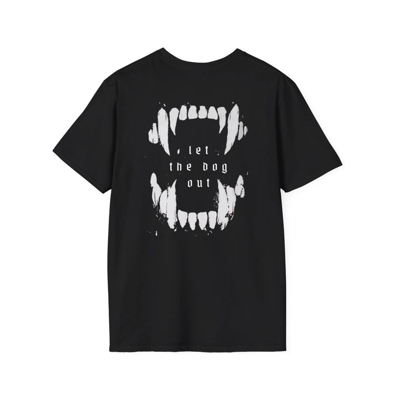 K&ouml;nnte beinhalten: Schwarzes T-Shirt mit einem wei&szlig;en Grafikdruck von einer Reihe von Z&auml;hnen mit dem Text "let the dog out" auf der R&uuml;ckseite.