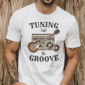 Maglietta retrò con chitarra groovy, maglietta per amanti della musica, top vintage groove, maglietta rock n roll, abbigliamento per festival musicali, regalo classico per musicisti