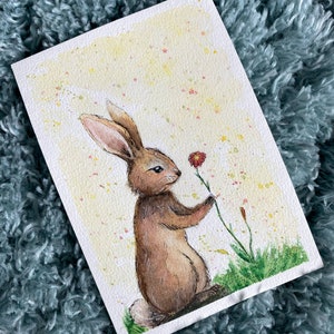 Simpatico coniglietto con stampa artistica ad acquerello di fiori, decorazione murale per bambini, illustrazione primaverile per bambini con coniglio marrone, biglietto di auguri di compleanno