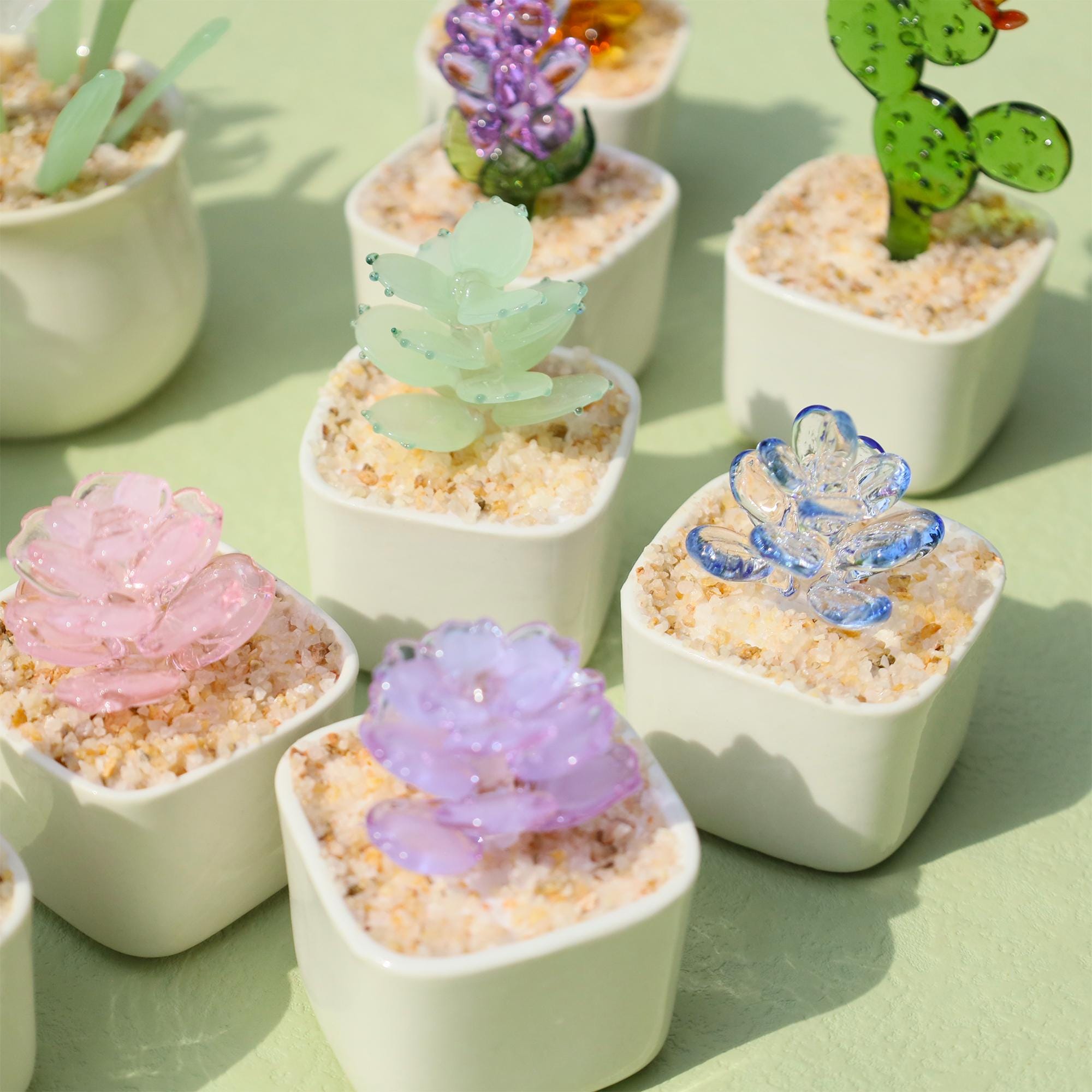ガラス製の多肉植物の鉢植え、手作りのガラスの花、サボテン好き