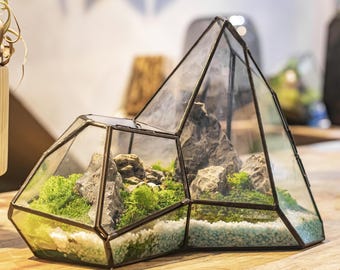 Geometrisch glazen terrarium met bewaarde moskunst, miniatuur berglandschap voor modern interieur, onderhoudsvriendelijk terrariumplantencadeau