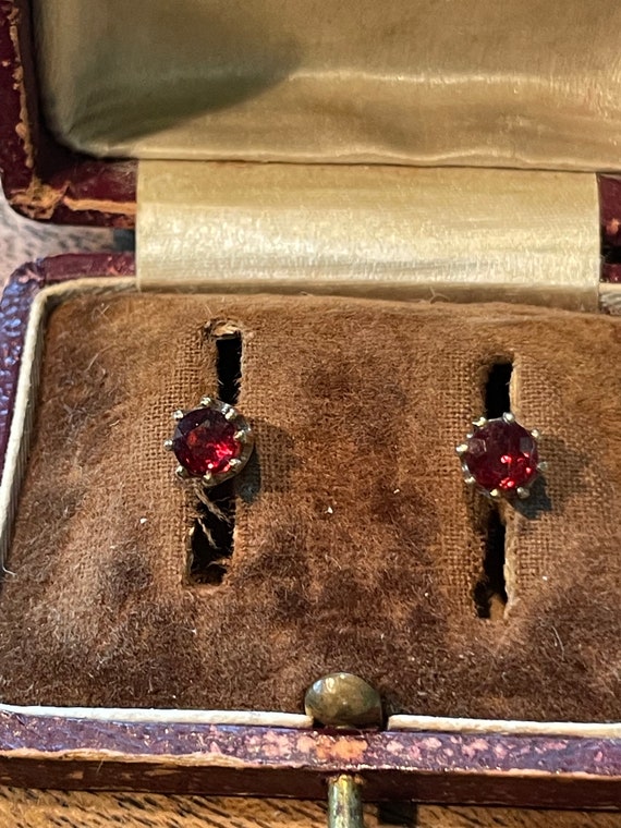 VINTAGE 9k Yellow Gold Genuine Garnet POST Earring