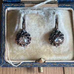 Boucles D'Oreilles Dormeuses Antiques Or Rose 18k - Avec Diamants Et Fleurs De Lys, C.1900