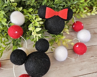 Guirlanda de bolas de feltro com um toque lúdico para decoração de casa, acessório festivo para festas e decoração de lareira.