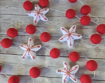 Guirnalda navideña de bolas de fieltro: bolas rojas, copos de nieve con estrellas