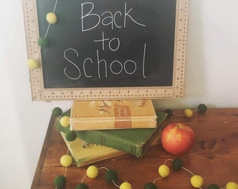 Guirnalda de bolas de fieltro: Verde y musgo, decoración para la vuelta al cole.