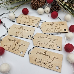 Weihnachts Geschenkanhänger | Geschenkanhänger aus Holz | Etwas, das Sie wollen, brauchen, lesen, tragen, teilen, tun | Geschenkanhänger | Geschenkanhänger
