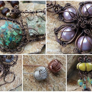 Peut inclure: Un collage de six images présentant divers bijoux en fil de fer. La première image présente un pendentif en fil de cuivre avec une pierre turquoise. La deuxième image montre un pendentif en fil de cuivre avec quatre pierres violettes. La troisième image montre un pendentif en fil de cuivre avec une pierre brune. La quatrième image montre un pendentif en fil de cuivre avec une pierre argentée. La cinquième image montre un pendentif en fil de cuivre avec une pierre jaune. La sixième image montre un pendentif en fil de cuivre avec une pierre bleue.