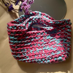 Petit sac à main crochet bi-color bleu et rouge en coton faut à la main
