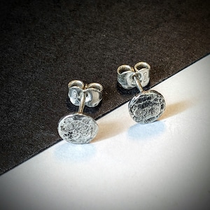 Hand Hammered Men&#39;s Round Stud Earrings, 925 Sterlling Silver studs, Oxidized Lightweight Everyday Jewelry, Minimalist Men 925 silver Stud