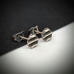 Men&#39;s Silver Hammered Round Stud, Geometric silver 925 stud earrings, Oxidized Sterling Silver Studs, Edgy Minimalist Jewelry for Men