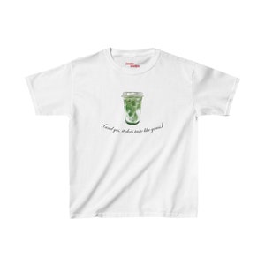 Iced Matcha Latte Baby T-Shirt | Süßes Ästhetisches Baby Tee Matcha Latte Tee (und ja, es schmeckt auch nach Gras)