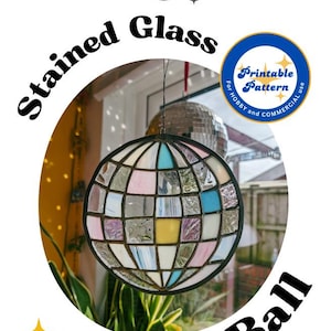 Peut inclure: Une boule disco en verre coloré avec un motif géométrique multicolore. La boule est suspendue à une fenêtre et entourée de verdure. Le texte "Modèle imprimable pour usage personnel et commercial" est sur un cercle bleu avec une bordure jaune.
