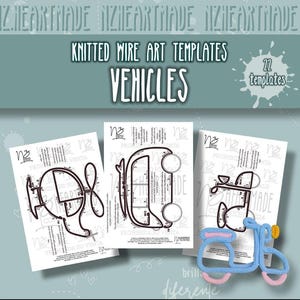 Op de afbeelding: Een teal achtergrond met de tekst "KNITTED WIRE ART TEMPLATES VEHICLES". Drie sjablonen met voertuigcontouren worden weergegeven, samen met een blauw en roze gehaakte scooter. De sjablonen zijn voor draadkunst.