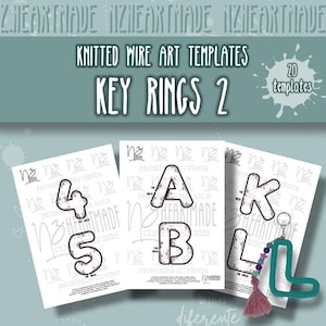 Könnte beinhalten: Bild von Vorlagen für gestrickte Drahtkunst-Schlüsselanhänger. Das Bild zeigt drei weiße Blätter mit den Buchstaben A, B, K, 4, 5 und L. Ein türkisfarbener Schlüsselanhänger mit einem rosa Quastenanhänger ist an dem Buchstaben L befestigt. Der Text "KEY RINGS 2" ist sichtbar.