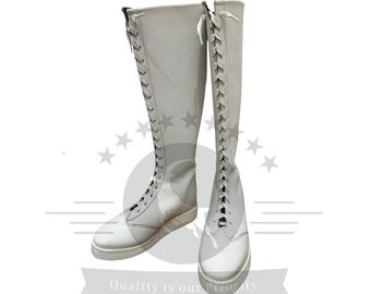 Puede incluir: Un par de botas de lucha libre de cuero blanco con cordones en la parte delantera. Las botas tienen una suela blanca y están hechas de cuero suave y flexible.