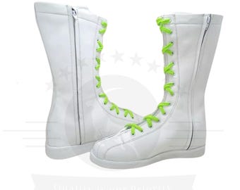 Puede incluir: Un par de botas de cuero blanco con cordones verde neón. Las botas tienen una cremallera lateral y detalles cosidos en la puntera. Botas de media caña.