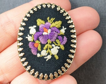 Vintage Petit Point Broche - Flor Púrpura Petit Point Needlepoint Broche - Mediados de siglo