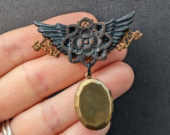 Broche de luto hecho a mano con medallón - Estampado de filigrana de alas de medianoche y medallón patinado