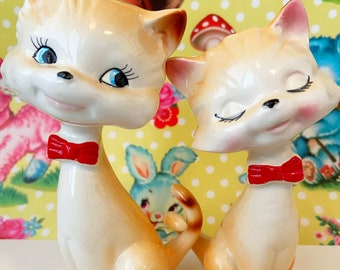 VERY RARE Kitty Cat Couple In Love Set Collectible Linking Salt and Pepper Shakers