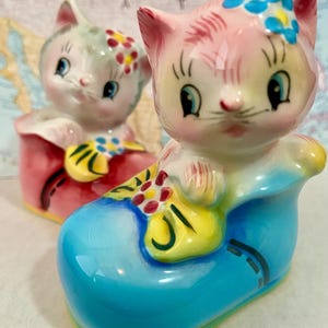 RARE Vintage Curious Kittens Playing in Booties Baby Shoes Salt & Pepper Shakers PY Napco Collectibles or Cake Toppers