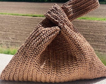 Borsa in raffia modo giapponese adatta a tutte le occasioni. Morbida e pratica realizzata interamente a mano usando materiali 100% naturali