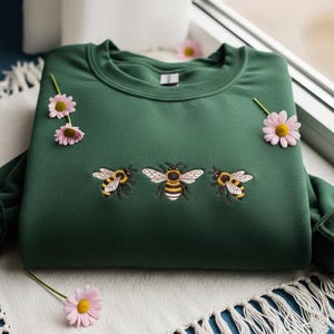 Embroidered Bee Botanical Sweatshirt, Bee Lover Crewneck, Cute Insect Shirt, Gardening Gift for Her, Save The Bees Tee, Beekeeper Hoodie