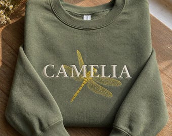 Libelle bestickter Rundhalsausschnitt, Shirt mit individuellem Namen, Naturliebhaber Cottagecore Geschenk