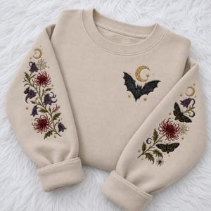 Broderad fladdermusmalhuvtröja, gotisk blommig tröja, häxig halvmånetröja, Cottagecore mörk botanisk gåva Halloween bild 9