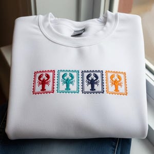 Sudadera con langosta bordada: cuello redondo costero náutico