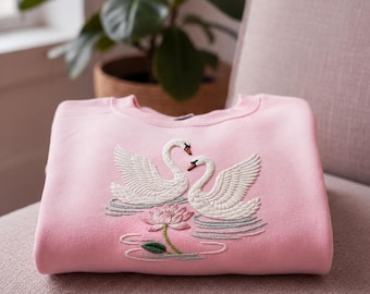 Lotus Schwan Besticktes Sweatshirt, Pink Schwan Rundhalsausschnitt, Elegantes Vogel Stickerei Shirt, Cottagecore Floral Sweatshirt, Geschenk für Sie