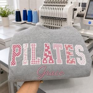 Anpassade Pilatesinstruktörspresenter med konstmönster, Rosa Pilates-mamma-t-shirt med blommönster, Pilates-älskare-t-shirt, Pilates-coach-tröja