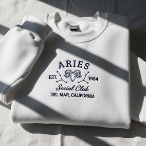 Camiseta bordada personalizada del signo del zodiaco Aries Social Club, camiseta de cumpleaños de marzo y abril, regalo para Aries con cuello redondo, regalo de astrología para ella