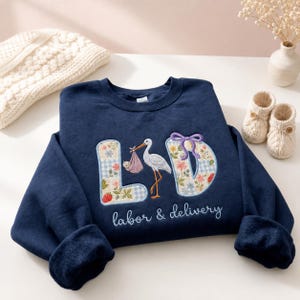 Sudadera personalizada para enfermera de parto y alumbramiento, suéter bordado con cigüeña para parto y alumbramiento, regalo para enfermera de parto y alumbramiento, camiseta de cuello redondo para enfermera de la UCIN con apliques florales.