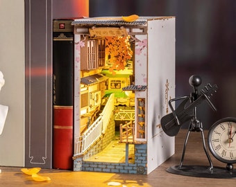 Japanische Sakura Buchecke | Sakura Zug | Deko fürs Bücherregal | DIY Holzminiatur | Perfektes Geschenk für Sie & Ihn.