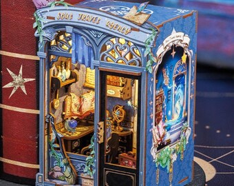 Rincón de lectura de la agencia de viajes Almas Errantes / Mini rompecabezas mágico de madera 3D para armar / Inserto de estantería en miniatura / Regalo perfecto para Navidad