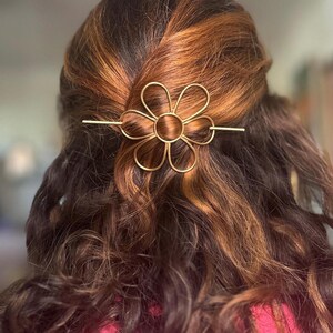 Horquilla de latón con forma de margarita hecha a mano: pasador para moño imagen 2