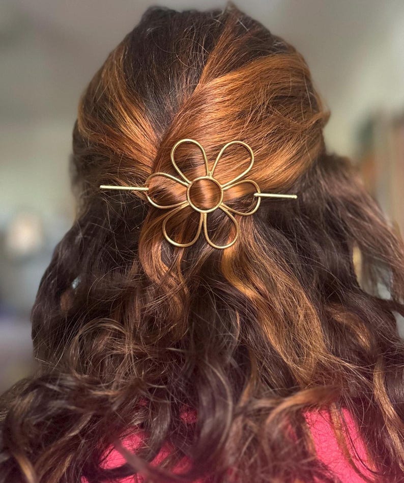 Horquilla de latón con forma de margarita hecha a mano: pasador para moño imagen 2