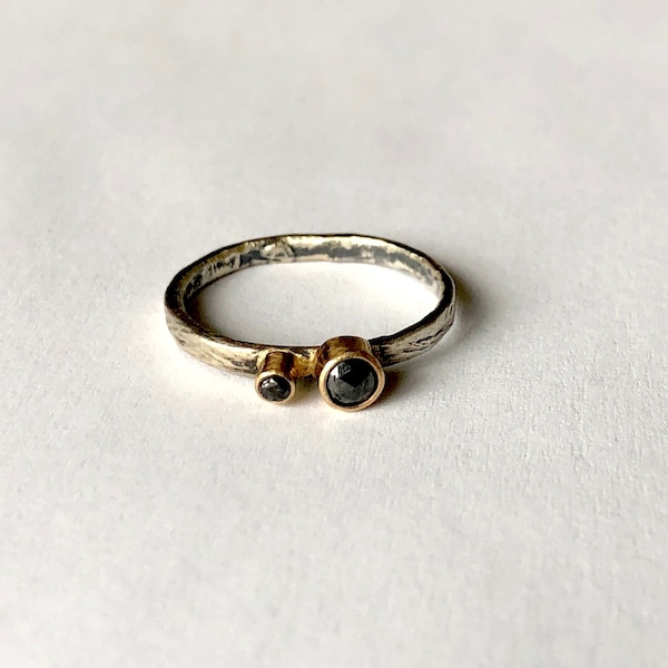 Anillo doble de diamantes negros hecho a mano en oro amarillo de 14 k sobre plata fina Anillo negro de dos piedras asimétrico